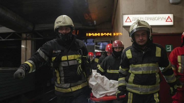 Пройшов у тунель під час руху поїздів: у київському метро загинув чоловік