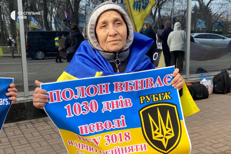 "Він зараз важить до 50 кг при зрості в 190 см". У Києві відбулася акція на підтримку військовополонених