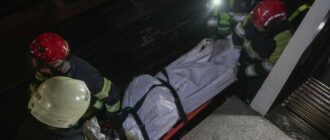 В Киеве пассажир упал под поезд метро: закрыли три станции В Киеве пассажир упал под поезд метро: закрыли три станции