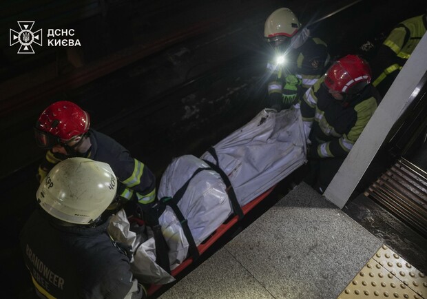 Чрезвычайники выносят тело погибшего. Фото: ГСЧС Киева