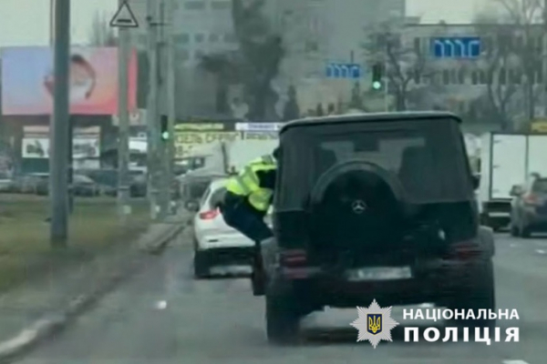 У Києві затримали водія Mercedes, який тікав від поліції: раніше його 12 разів штрафували 