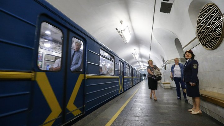 Пройшов у тунель під час руху поїздів: у київському метро загинув чоловік