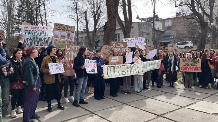 "Навіть плісняві холодно": в Києві студенти НАОМА вимагають відремонтувати гуртожиток