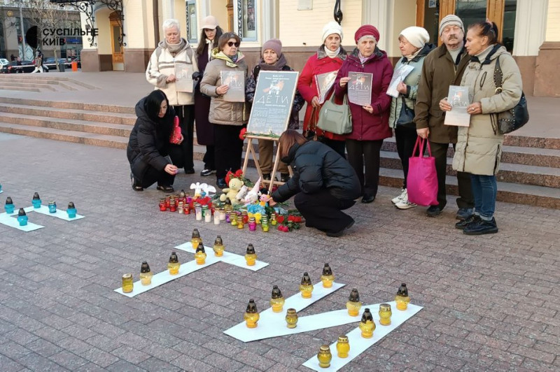 Треті роковини авіаудару по Маріупольському драмтеатру: у Києві вшанували загиблих