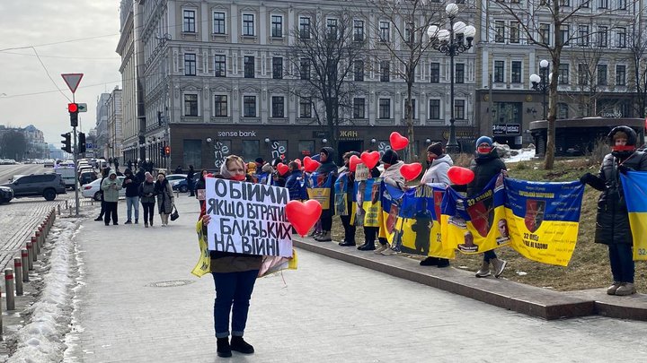 "Мрію почути голос сина та обійняти": у Києві відбулася традиційна акція "Не мовчи, полон вбиває"