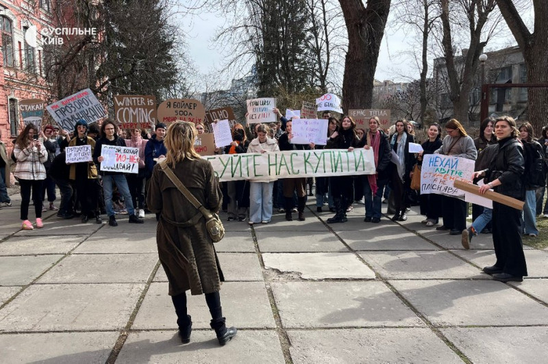 "Навіть плісняві холодно": в Києві студенти НАОМА вимагають відремонтувати гуртожиток