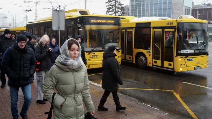 У Києві відновлюють рух наземного громадського транспорту під час тривог