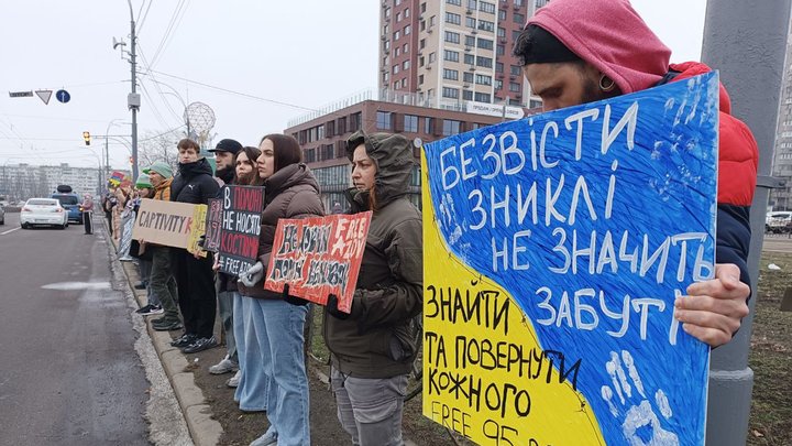 "Мрію почути голос сина та обійняти": у Києві відбулася традиційна акція "Не мовчи, полон вбиває"