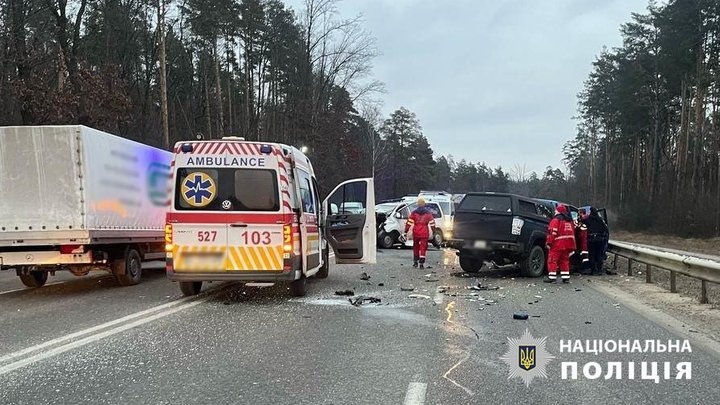 На Київщині маршрутка зіткнулася з автівкою: є травмовані