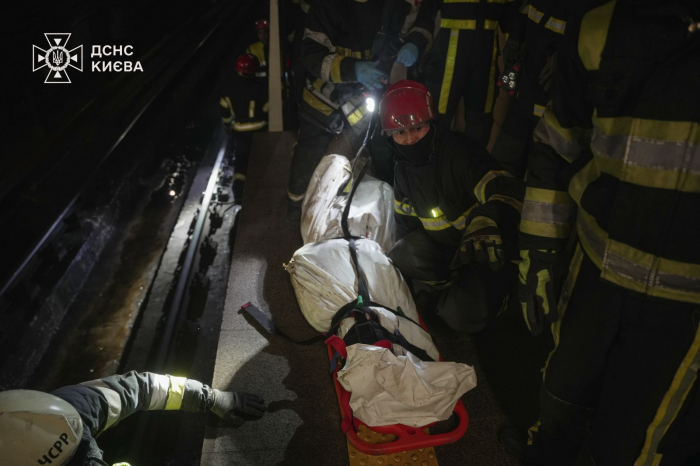 Чрезвычайники выносят тело погибшего. Фото: ГСЧС Киева