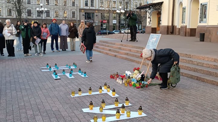 Треті роковини авіаудару по Маріупольському драмтеатру: у Києві вшанували загиблих