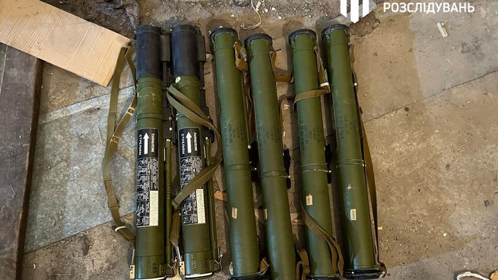 Тисячі патронів, гранатомети, міни й снайперські гвинтівки: співробітники ДБР виявили у Києві сховок зі зброєю