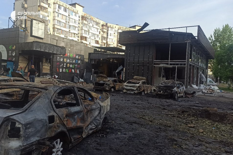 "Ніч була страшна": кияни про наслідки атаки дронів РФ, які поцілили у ТРЦ, будинки. Є поранені, зокрема, діти
