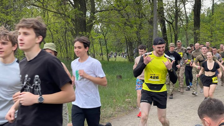 "Підтримка військових і єднання людей": у Києві відбувся благодійний забіг до Дня народження "Азову"