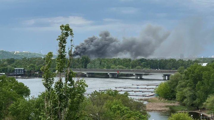 У Гідропарку сталася масштабна пожежа, здійнявся стовп диму
