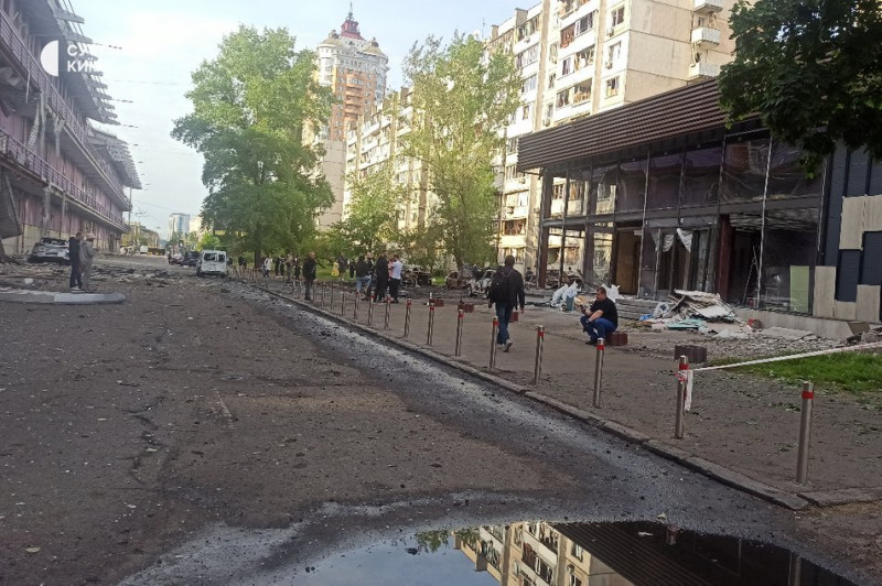 "Ніч була страшна": кияни про наслідки атаки дронів РФ, які поцілили у ТРЦ, будинки. Є поранені, зокрема, діти
