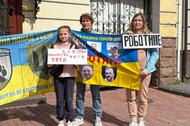 "Сподіваємося хоч на якусь звістку": у Києві відбулася акція-нагадування про полонених та зниклих безвісти