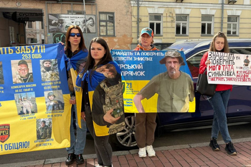 "Сподіваємося хоч на якусь звістку": у Києві відбулася акція-нагадування про полонених та зниклих безвісти