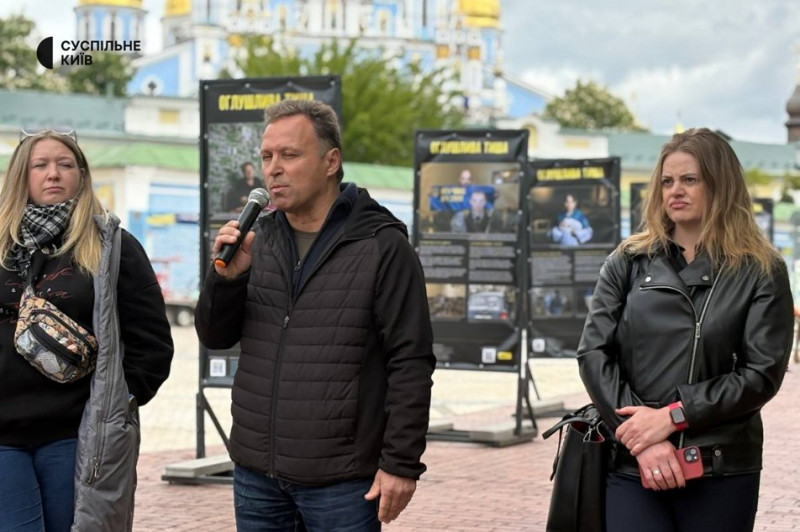 "Оглушлива тиша": у Києві відкрилася фотовиставка, присвячена військовополоненим