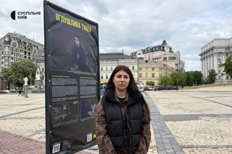"Оглушлива тиша": у Києві відкрилася фотовиставка, присвячена військовополоненим