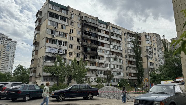 Згорілі квартири, вибиті вікна та пошкоджені авто: як мешканці Оболоні пережили ніч