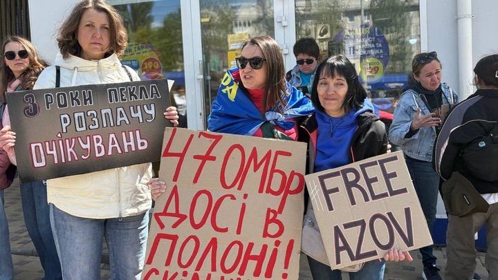 "Сподіваємося хоч на якусь звістку": у Києві відбулася акція-нагадування про полонених та зниклих безвісти