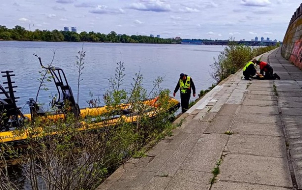 В Киеве женщина упала в Днепр с Пешеходного моста