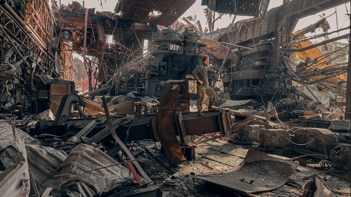 "Три роки пекла": у Києві відбулася хода в підтримку полонених захисників Маріуполя