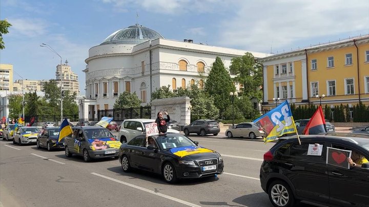 "Ці імена не мають забути": в центрі Києва пройшов автопробіг на підтримку зниклих безвісти та полонених із 32 ОМБр