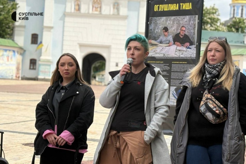 "Оглушлива тиша": у Києві відкрилася фотовиставка, присвячена військовополоненим
