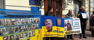 "Сподіваємося хоч на якусь звістку": у Києві відбулася акція-нагадування про полонених та зниклих безвісти