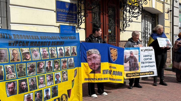 "Сподіваємося хоч на якусь звістку": у Києві відбулася акція-нагадування про полонених та зниклих безвісти
