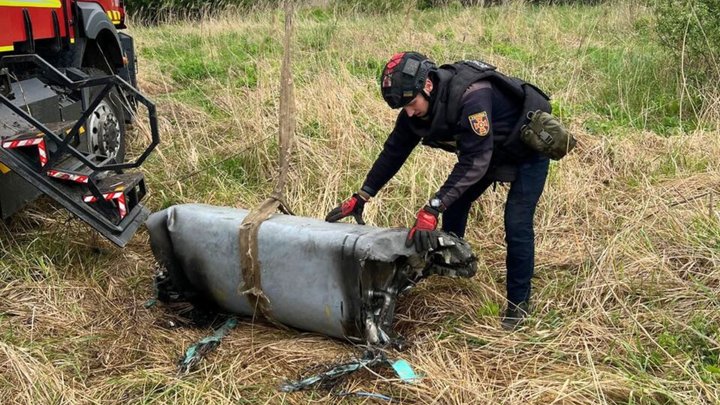 У полі на Київщині знайшли бойову частину крилатої російської ракети Х-101