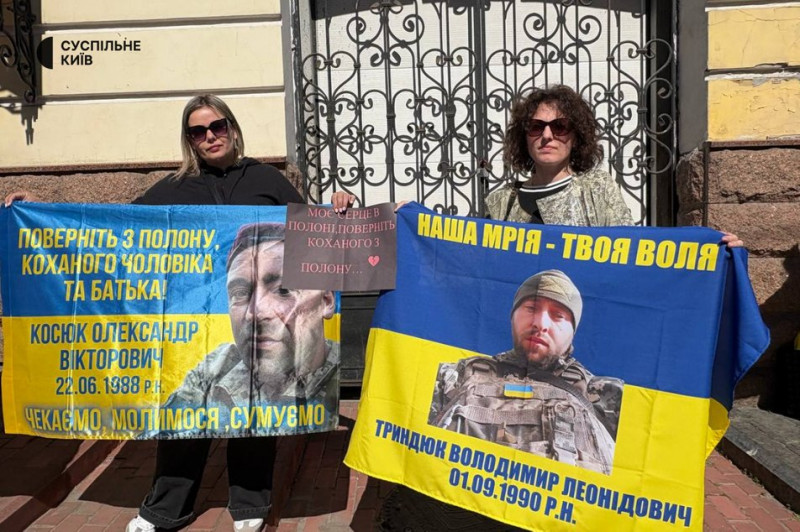 "Наших хлопців звільняють в останню чергу": у Києві родичі полонених на зниклих безвісти десантників провели акцію