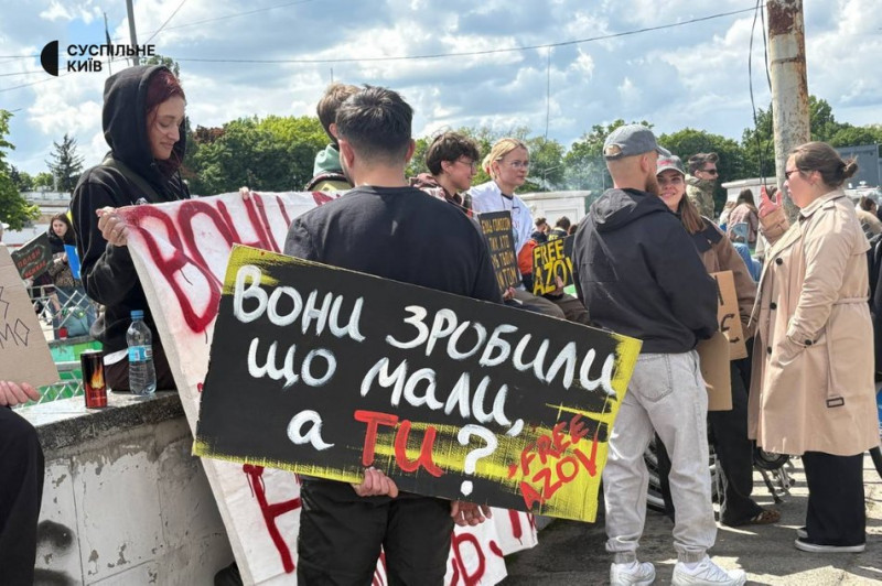"Не страшно вийти на акцію, страшно бути в полоні": у Києві зібралися родичі військовополонених та зниклих безвісти