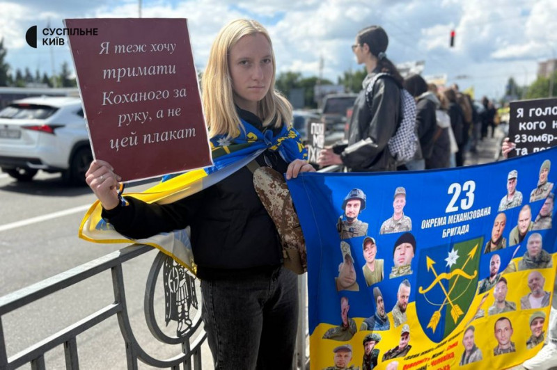 "Не страшно вийти на акцію, страшно бути в полоні": у Києві зібралися родичі військовополонених та зниклих безвісти