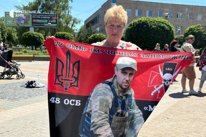 "Дітям потрібні батьки": у Броварах відбулася акція на підтримку полонених та безвісти зниклих воїнів