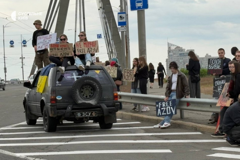 "Три роки невідомості, скільки ще?": у Києві відбулася акція на підтримку полонених та зниклих безвісти воїнів