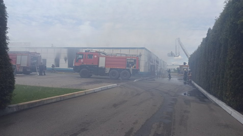 Згоріли підприємство і будівля медцентру: на Київщині близько сотні рятувальників гасять пожежі, спричинені атакою РФ