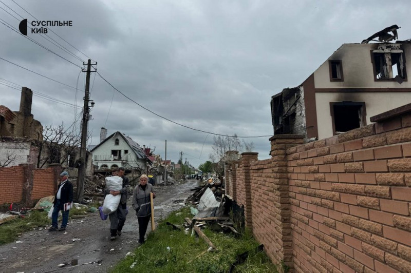 "Ми з дружиною не встигли сюди переїхати": наслідки атаки по Мархалівці на Київщині, де пошкоджені десятки будинків