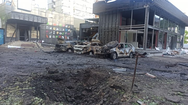 "Ніч була страшна": кияни про наслідки атаки дронів РФ, які поцілили у ТРЦ, будинки. Є поранені, зокрема, діти