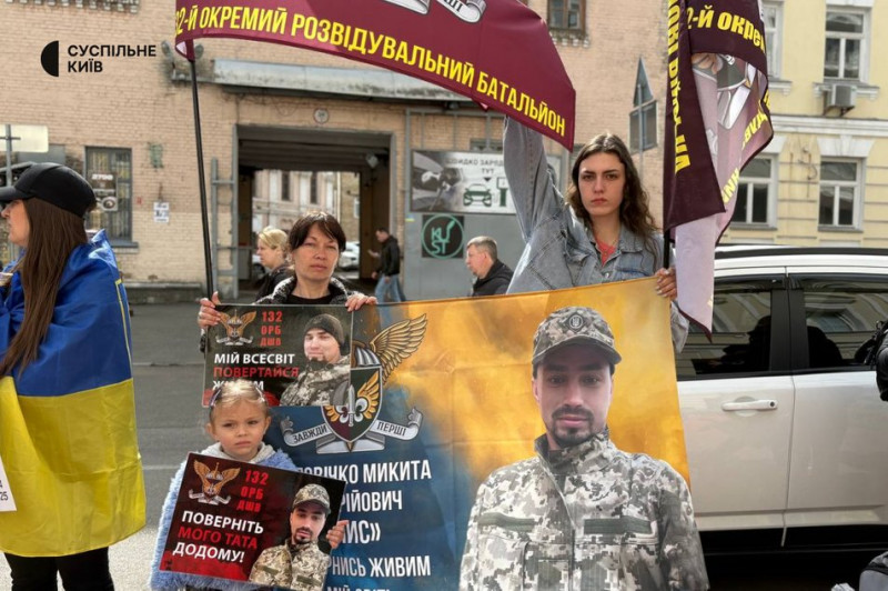 "Сподіваємося хоч на якусь звістку": у Києві відбулася акція-нагадування про полонених та зниклих безвісти