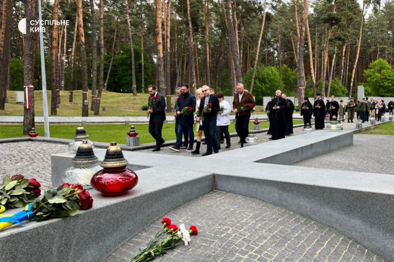 "Він просто зник, коли його забрали НКВДисти": у заповіднику "Биківнянські могили" вшанували жертв політичних репресій