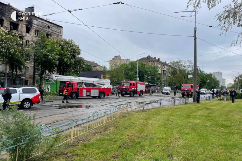 "У метро було три людини, хоча це поруч з будинком". Через атаку дронів в Києві загинула жінка з сином