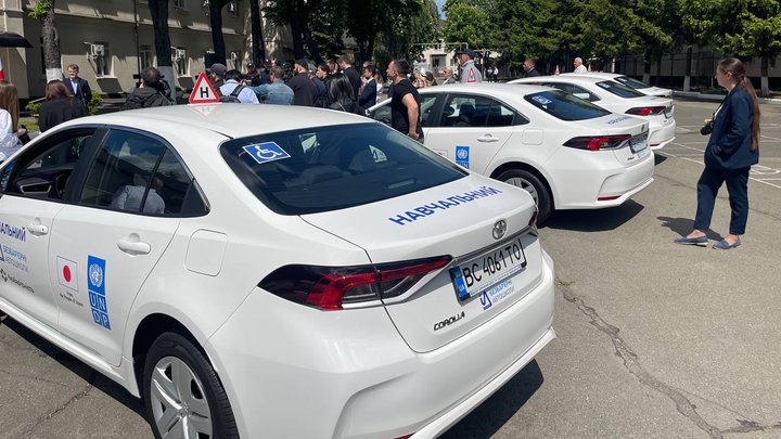 За підтримки ПРООН: автошколам для людей з інвалідністю передали автомобілі, які оснащені спеціальним обладнанням