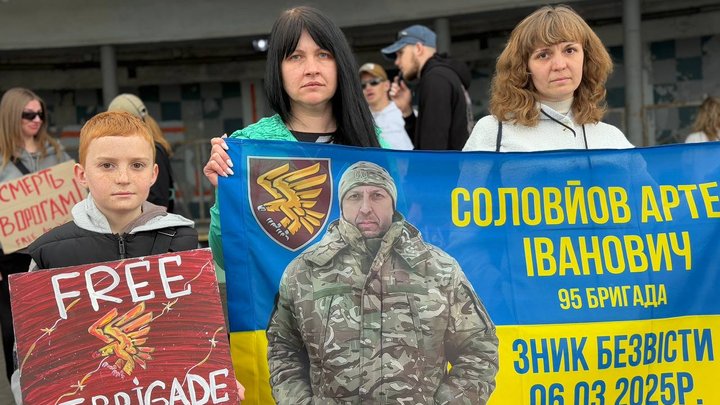 "Три роки невідомості, скільки ще?": у Києві відбулася акція на підтримку полонених та зниклих безвісти воїнів