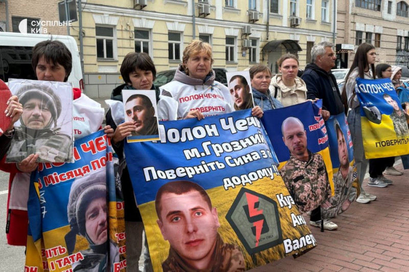 "Знайти та повернути кожного": родичі військовополонених, які утримуються в Чечні, зібралися на акцію у Києві