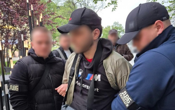 В Киеве владелец барбершопа помогал клиентам уклоняться от мобилизации