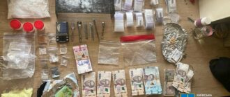 Розсилали по Україні поштою в посилках з печивом: у Києві викрили групу наркоторговців