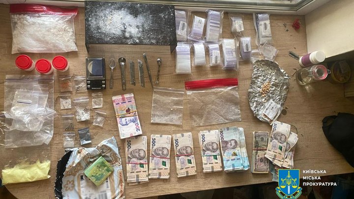 Розсилали по Україні поштою в посилках з печивом: у Києві викрили групу наркоторговців
